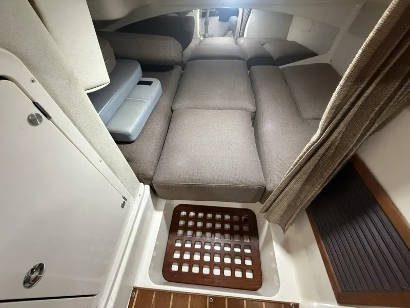 Slide: The Image of Grady-White 33 2004 - 5923955