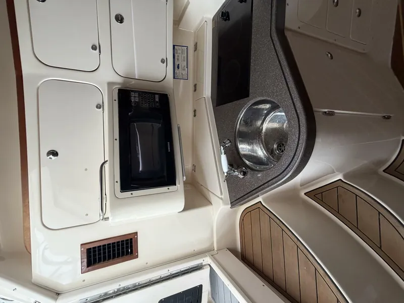 Slide: The Image of Grady-White 33 2004 - 5923979