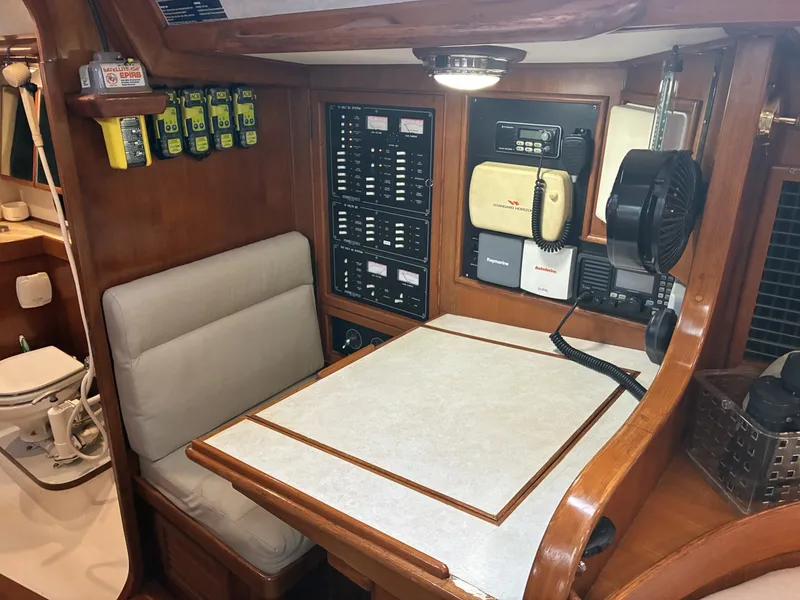 Slide: The Image of 1996 Hylas 46 - Nav Station - 6025580