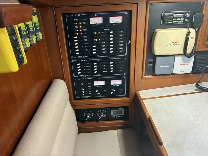 Slide: The Image of 1996 Hylas 46 - Nav Station - 6025546