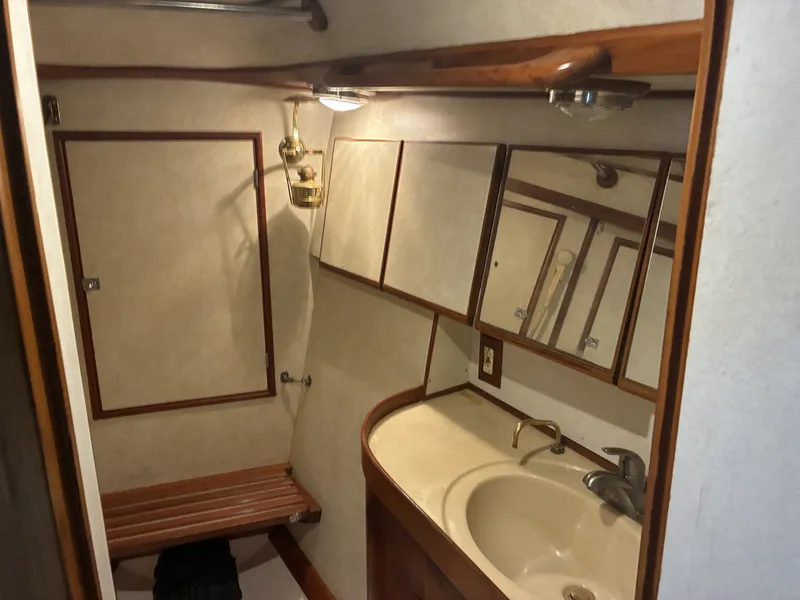 Slide: The Image of 1996 Hylas 46 - Guest Head - 6025556