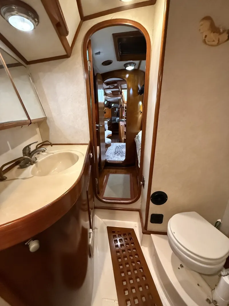 Slide: The Image of 1996 Hylas 46 - Guest Head - 6025590