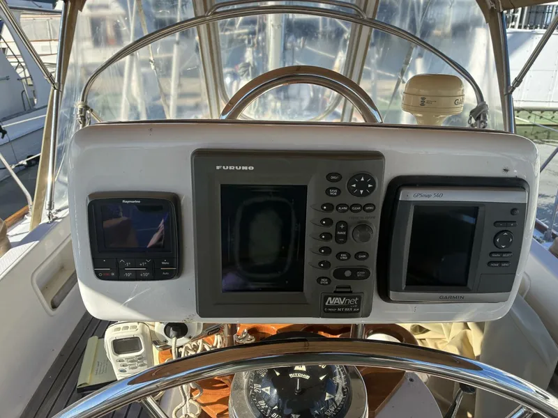 Slide: The Image of 1996 Hylas 46 Electronics Helm Electronics - 5950869