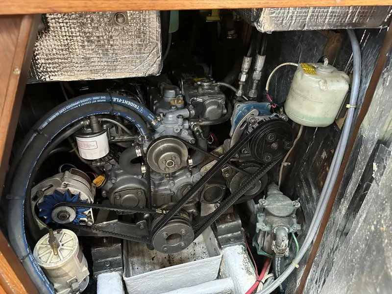 Slide: The Image of 1996 Hylas 46 - Engine Front of engine - 5928682