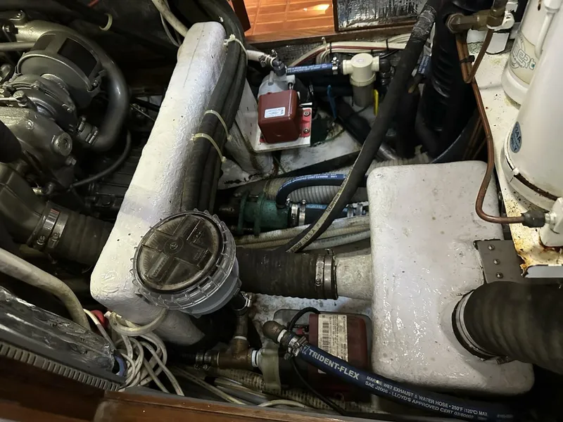 Slide: The Image of 1996 Hylas 46 - Engine Rear of engine - 5928687