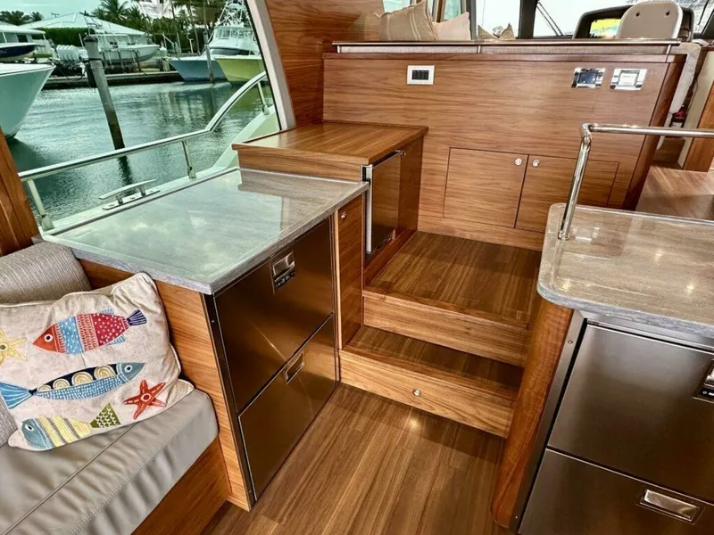 Slide: The Image of Outer Reef 62 SOUTH  PAWS - Salon Galley 2023 Outer Reef Trident 620 EVO
SOUTH PAWS - 7651696