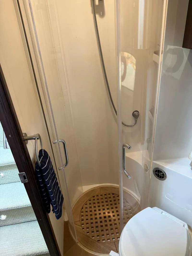 Slide: The Image of 2016 Sea Ray 40 Sundancer - Head - 5926441