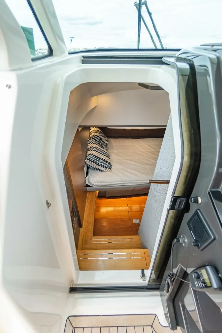 Slide: The Image of Tiara 38 LS 2020 - 5926618