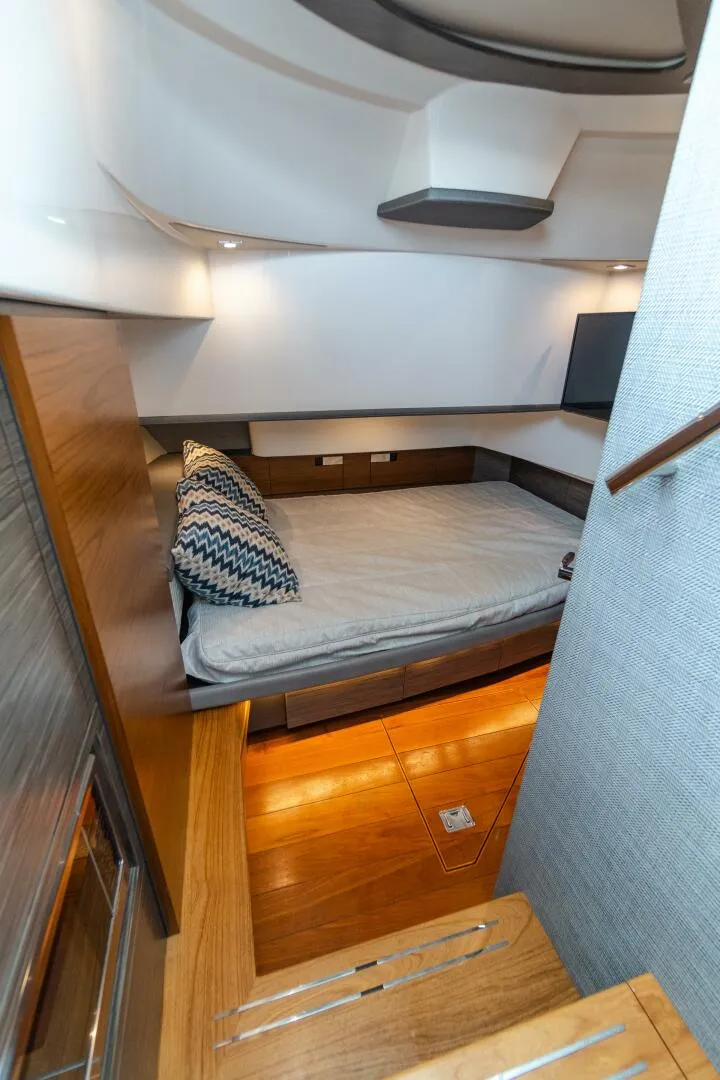 Slide: The Image of Tiara 38 LS 2020 - 5926617