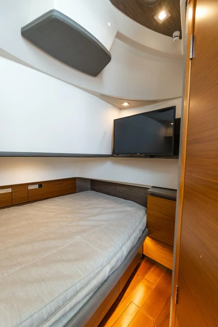 Slide: The Image of Tiara 38 LS 2020 - 5926619