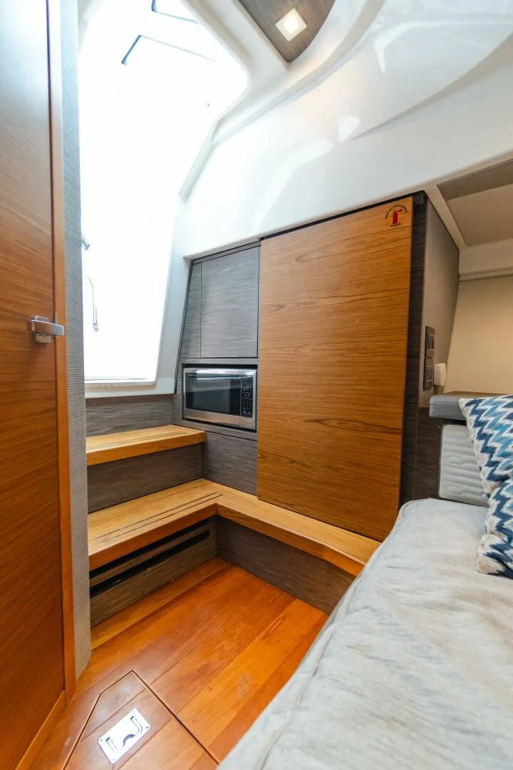 Slide: The Image of Tiara 38 LS 2020 - 5926620