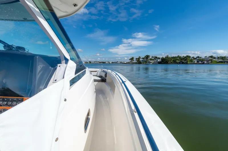 Slide: The Image of Tiara 38 LS 2020 - 5926589