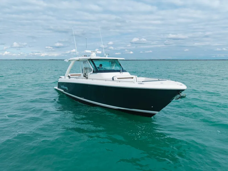 Slide: The Image of Tiara 38 LS 2020 - 5926544