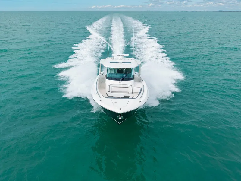 Slide: The Image of Tiara 38 LS 2020 - 5926551