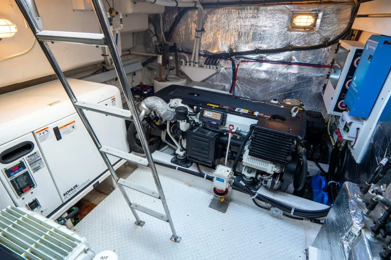 Slide: The Image of Cruiser Yachts 48   EPIC (29) - 5928750