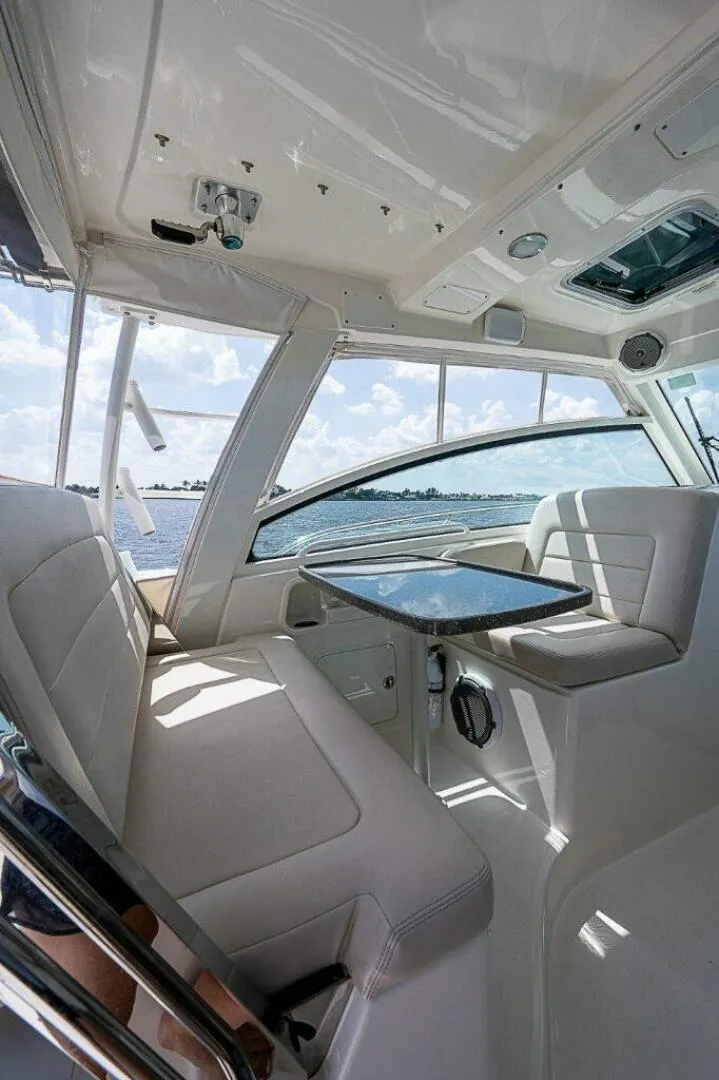 Slide: The Image of Boston Whaler 345 Conquest - Helm Boston Whaler 35 Conquest - 5928972