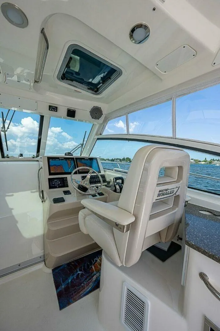 Slide: The Image of Boston Whaler 345 Conquest - Helm Boston Whaler 35 Conquest - 5928974