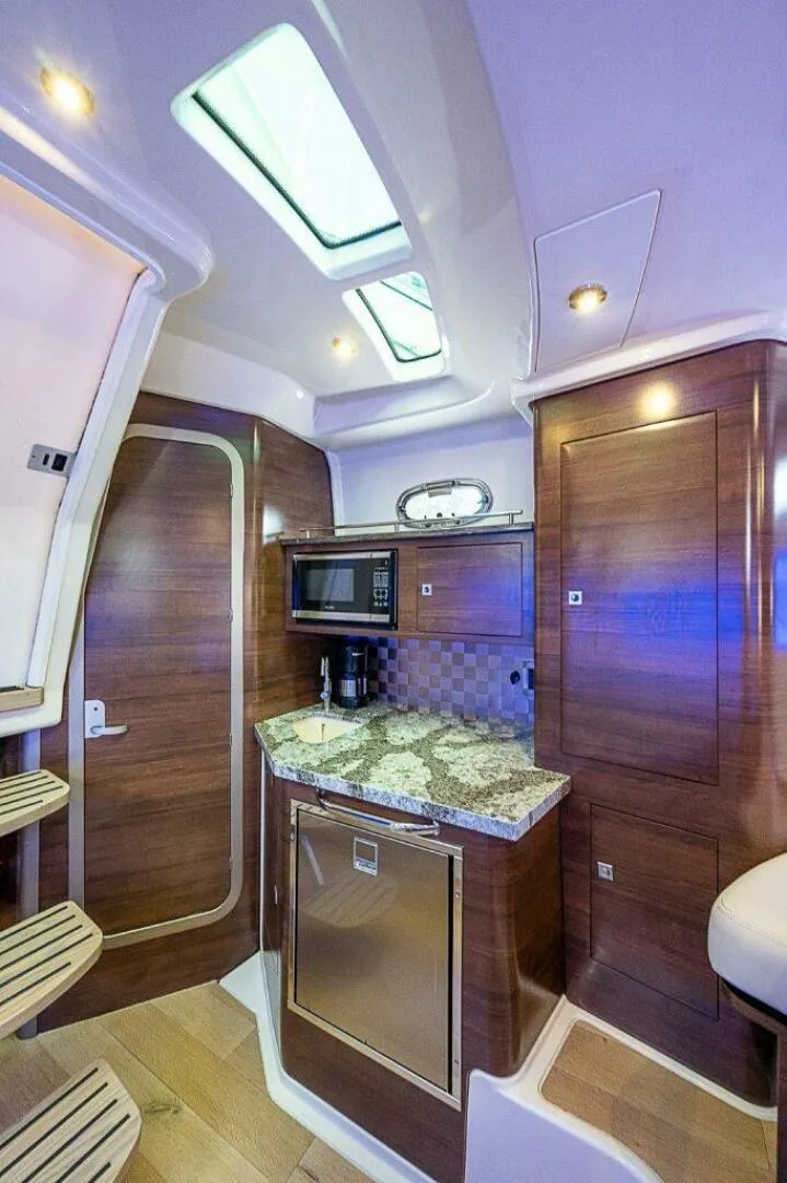 Slide: The Image of Boston Whaler 345 Conquest - Interior Boston Whaler 35 Conquest - 5928946