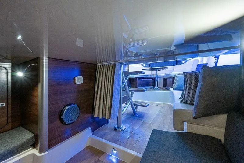 Slide: The Image of Boston Whaler 345 Conquest - Interior Boston Whaler 35 Conquest - 5928939