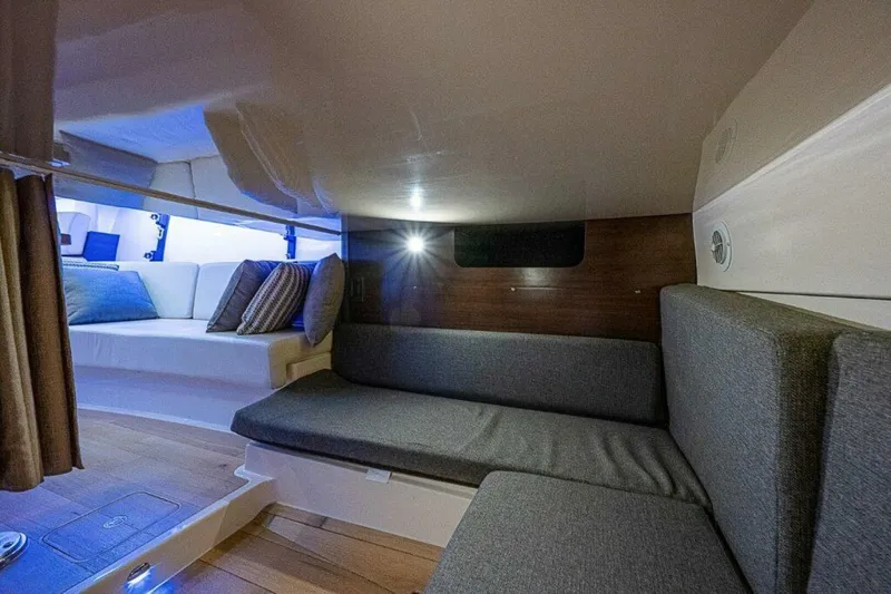 Slide: The Image of Boston Whaler 345 Conquest - Interior Boston Whaler 35 Conquest - 5928942