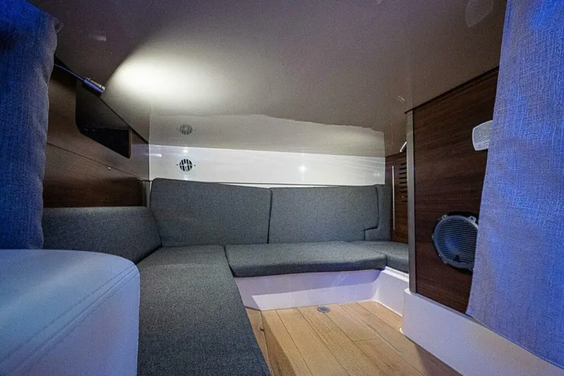 Slide: The Image of Boston Whaler 345 Conquest - Interior Boston Whaler 35 Conquest - 5928943