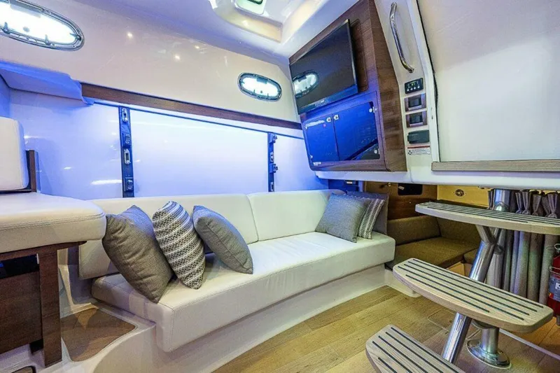 Slide: The Image of Boston Whaler 345 Conquest - Interior Boston Whaler 35 Conquest - 5928947