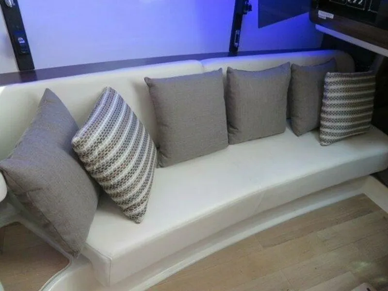 Slide: The Image of Boston Whaler 345 Conquest - Interior Boston Whaler 35 Conquest - 5929040