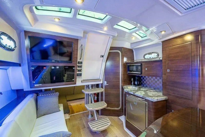 Slide: The Image of Boston Whaler 345 Conquest - Interior Boston Whaler 35 Conquest - 5928950