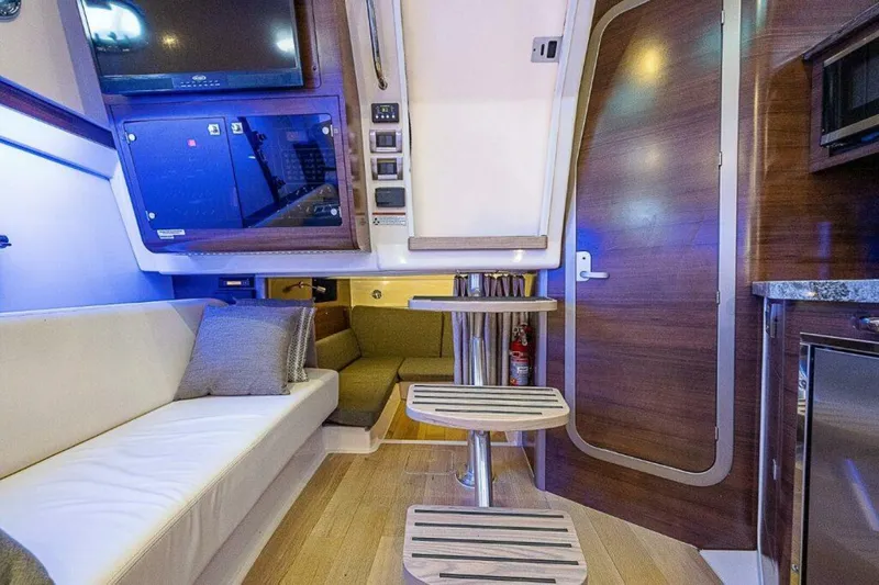 Slide: The Image of Boston Whaler 345 Conquest - Interior Boston Whaler 35 Conquest - 5928938