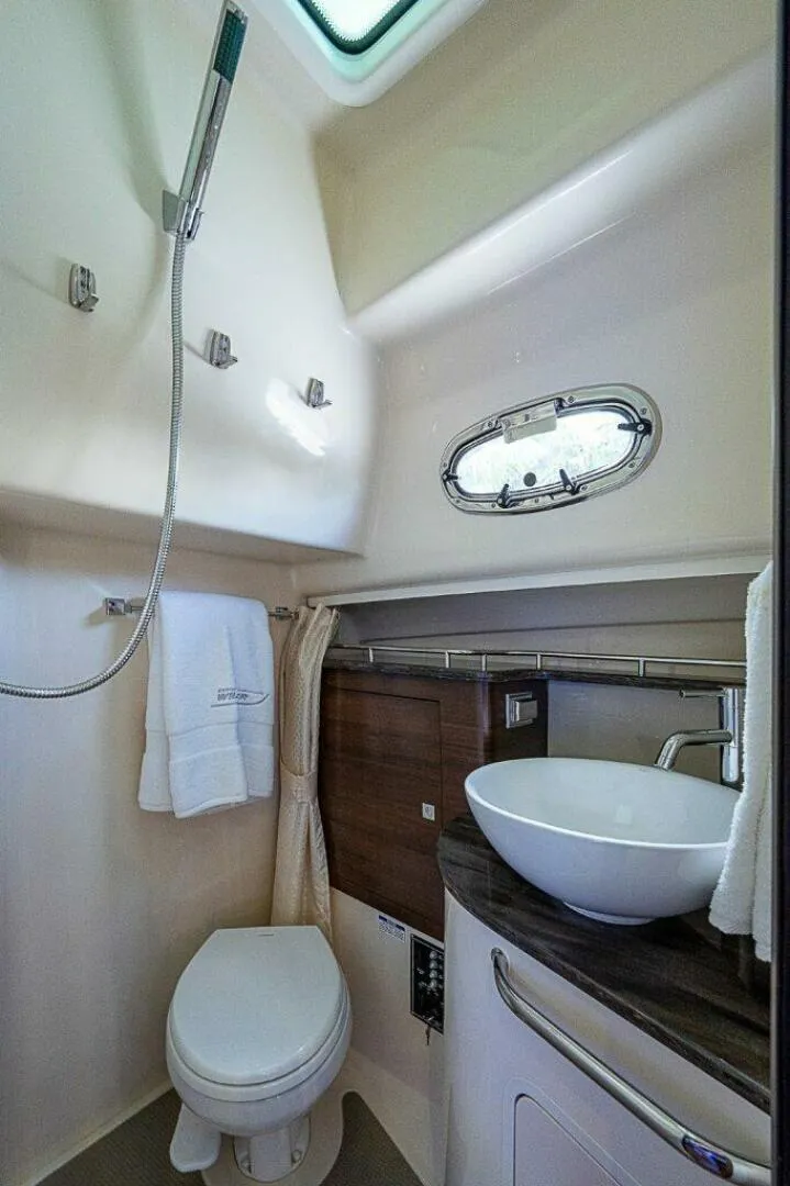 Slide: The Image of Boston Whaler 345 Conquest - Head Boston Whaler 35 Conquest - 5928953