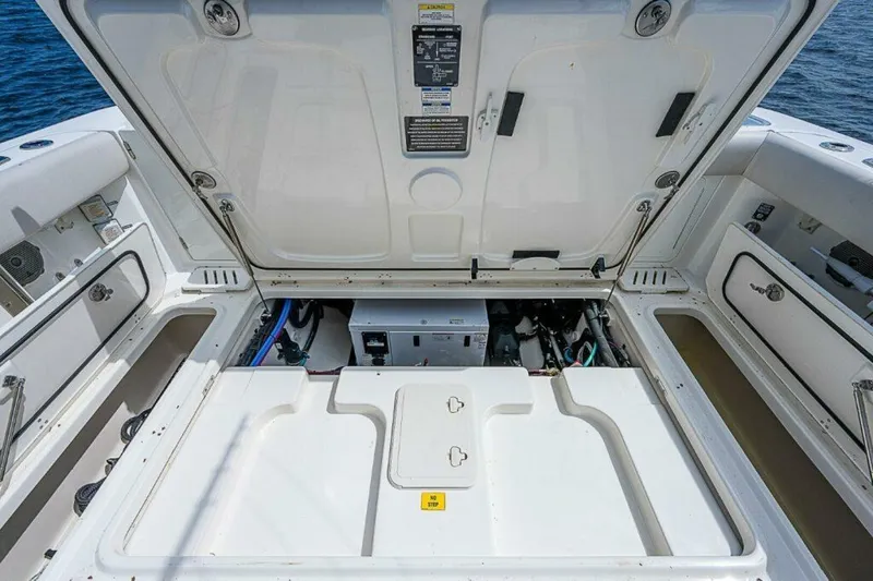 Slide: The Image of Boston Whaler 345 Conquest - Cockpit Boston Whaler 35 Conquest - 5928961