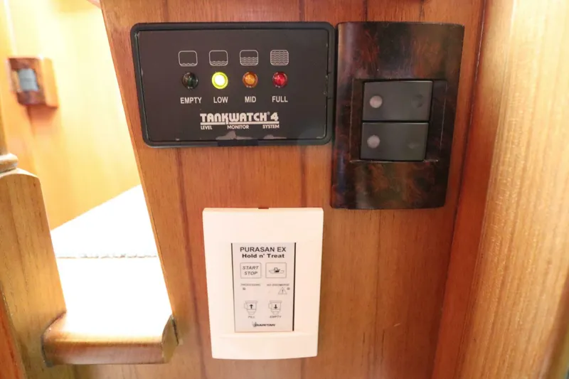 Slide: The Image of DeFever Cockpit Motor Yacht 2005 - 5932704