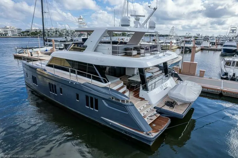 Slide: The Image of Sunreef 60 NERO- Profile 2022 Sunreef 60 NERO 60P - 5933480