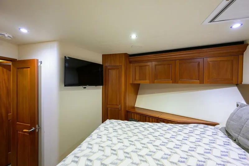 Slide: The Image of Hatteras 63 Reelin N Dealin - Interior Guest Stateroom 2013 Hatteras 63 Convertible Reelin N Dealin - 5934094