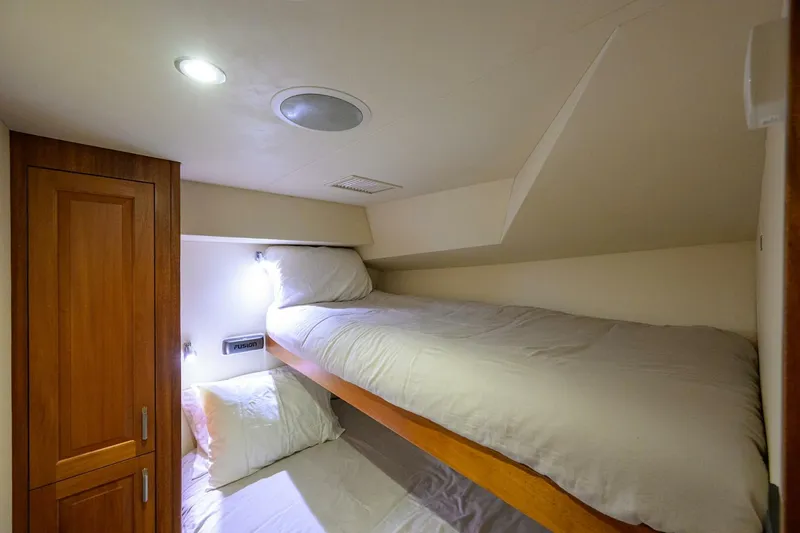 Slide: The Image of Hatteras 63 Reelin N Dealin - Interior Guest Stateroom 2013 Hatteras 63 Convertible Reelin N Dealin - 5934095