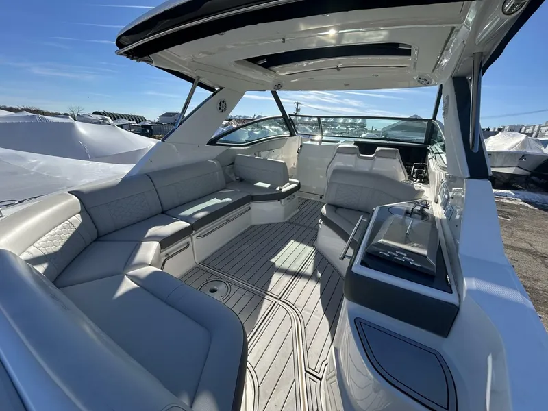 Slide: The Image of Sea Ray 320 Sundancer 2021 - 5934782