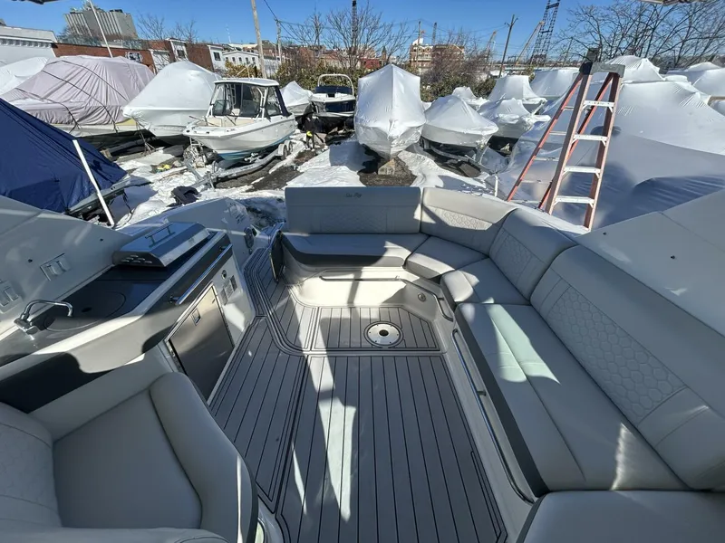 Slide: The Image of Sea Ray 320 Sundancer 2021 - 5934785
