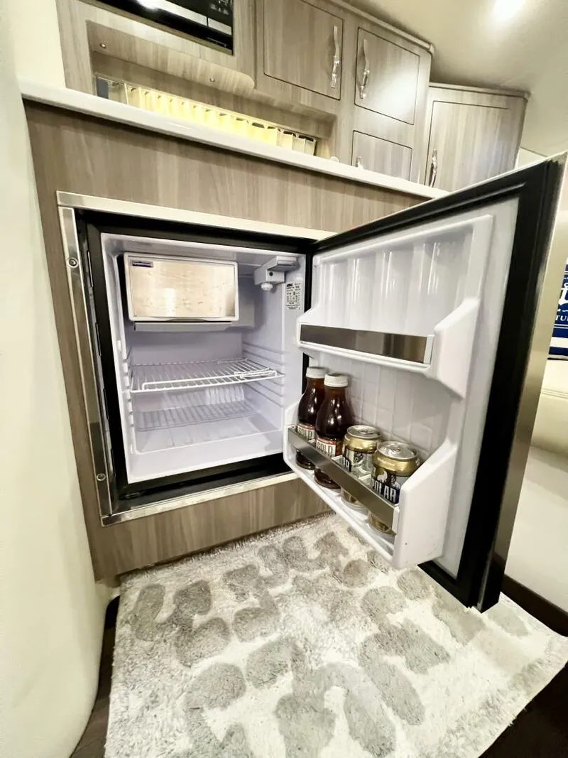 Slide: The Image of Regal 33 XO 2021 - 5934838