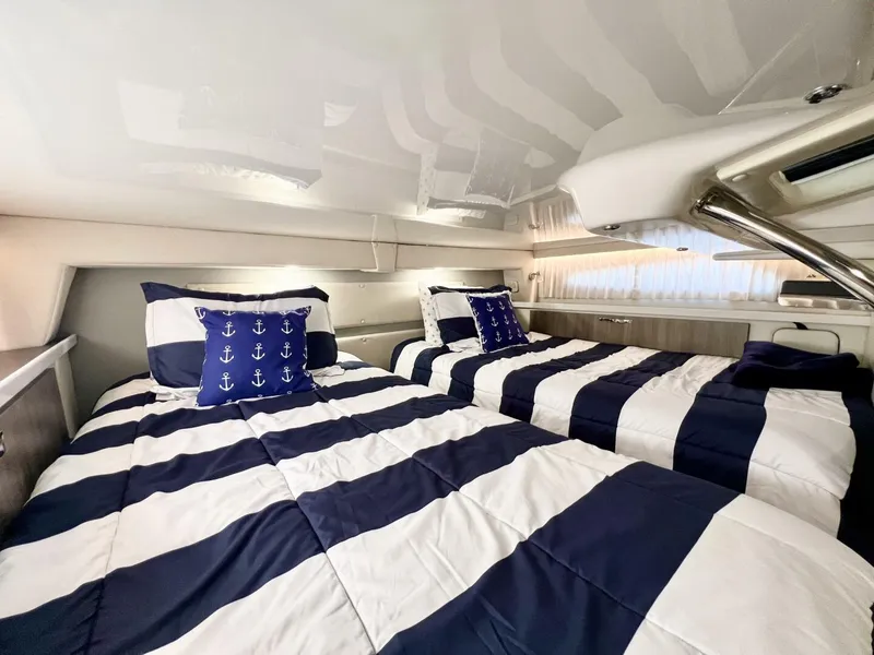 Slide: The Image of Regal 33 XO 2021 - 5934830