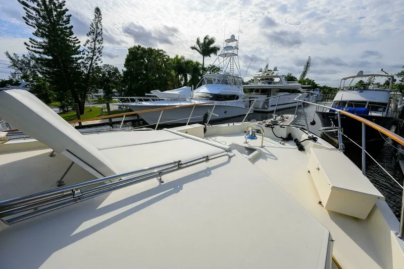 Slide: The Image of Hatteras 78 Cockpit Motor Yacht 1991 - 7650545
