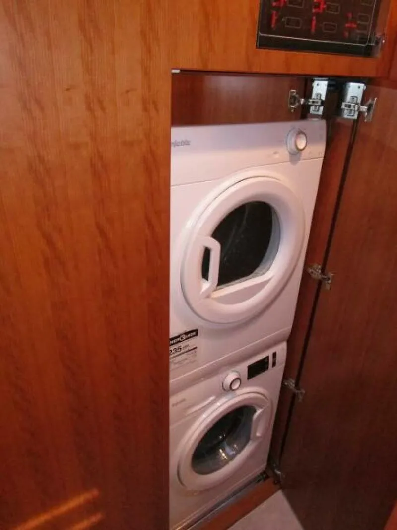 Slide: The Image of Foyer Washer/Dryer     - 5935284