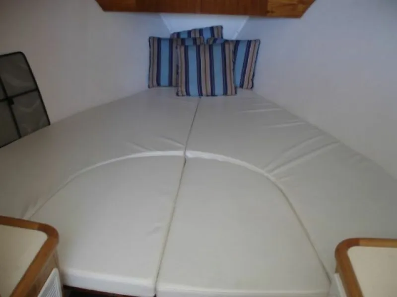 Slide: The Image of Stolper 35 - Baits Factor - Forward Stateroom 2002 Stolper 35 Express - Baits Factor - 5935601