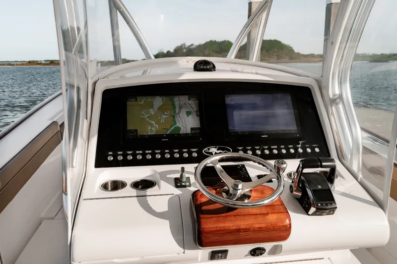 Slide: The Image of Valhalla Boatworks V37 2020 - 6019659