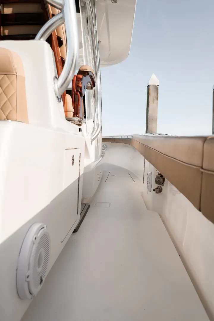 Slide: The Image of Valhalla Boatworks V37 2020 - 6019675