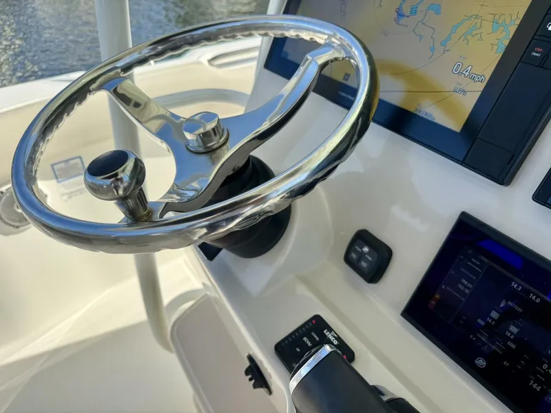 Slide: The Image of 2018 Boston Whaler 330 Outrage - Hem/Electronics - 5936671