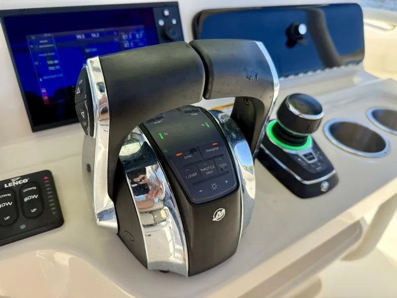 Slide: The Image of 2018 Boston Whaler 330 Outrage - Hem/Electronics - 5936661