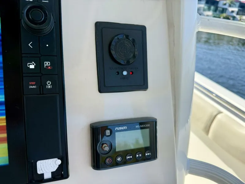 Slide: The Image of 2018 Boston Whaler 330 Outrage - Hem/Electronics - 5936662