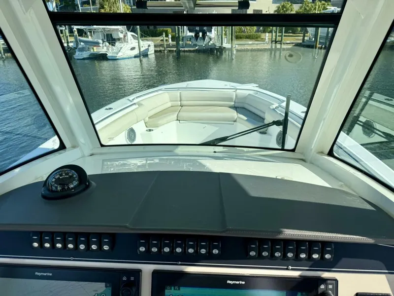 Slide: The Image of 2018 Boston Whaler 330 Outrage - Hem/Electronics - 5936684