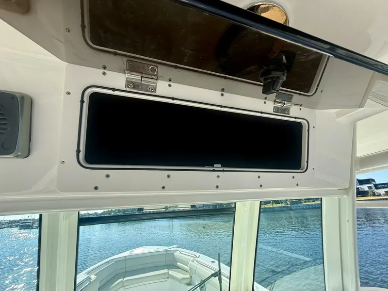 Slide: The Image of 2018 Boston Whaler 330 Outrage - Hem/Electronics - 5936665