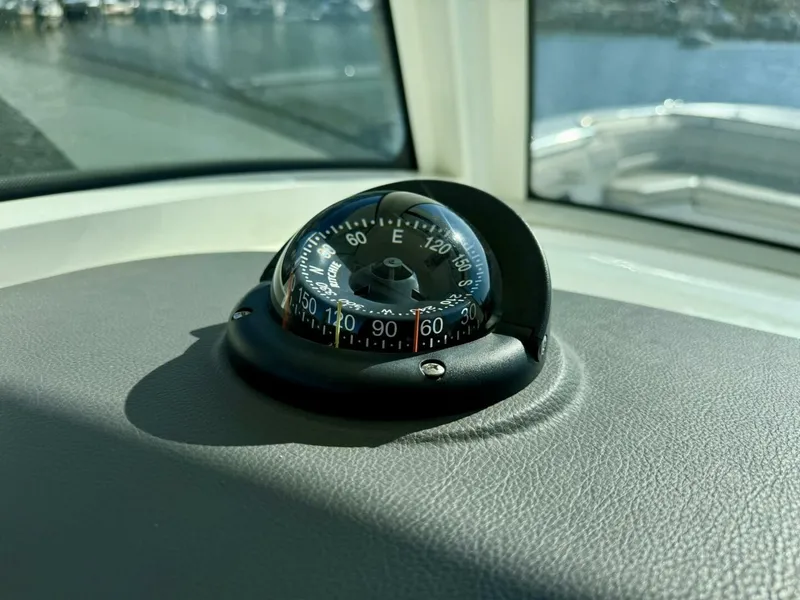 Slide: The Image of 2018 Boston Whaler 330 Outrage - Hem/Electronics - 5936670